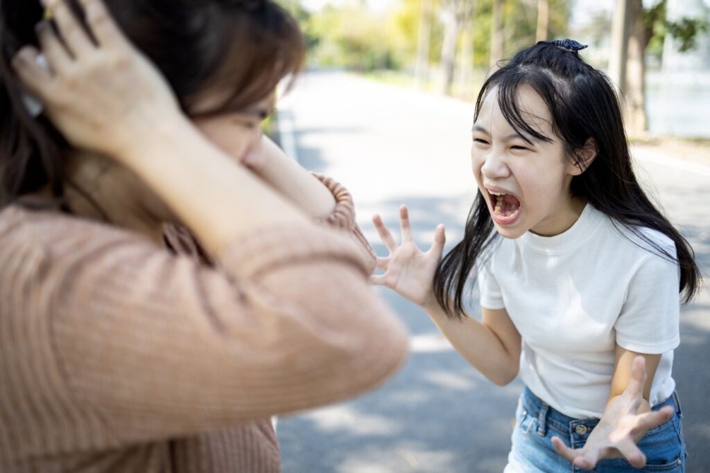 enfant en colère et mère qui souffre