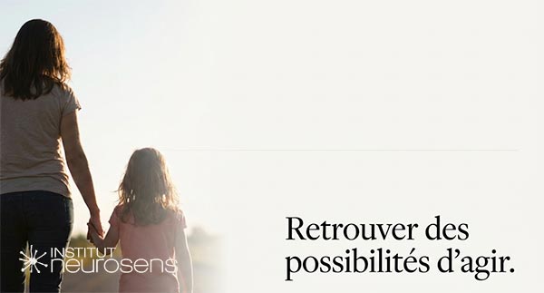 Retrouver des possibilités d'agir. Photo d'une mère et sa jeune fille marchant de dos.